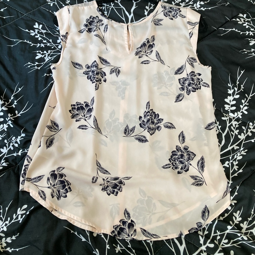 Beautiful floral blouse, women’s size medium. - Picture 7 of 12